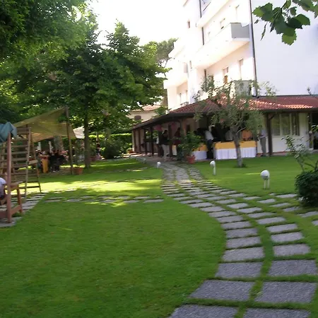 Otel La Bussola Marina di Massa